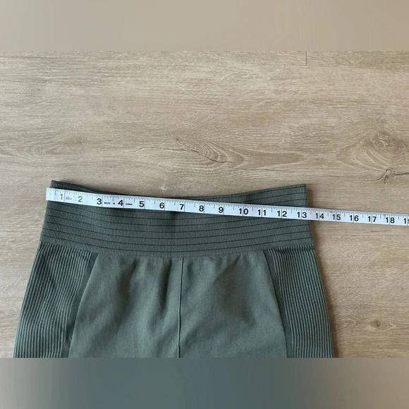 H&M DryMove™ Seamless Shaping Sports Leggings in Olive Green SZ M - Picture 2 of 6